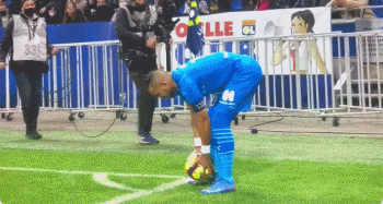 山东男篮激烈对决青岛男篮，裁判控场不足引发热议，球员受伤成焦点。