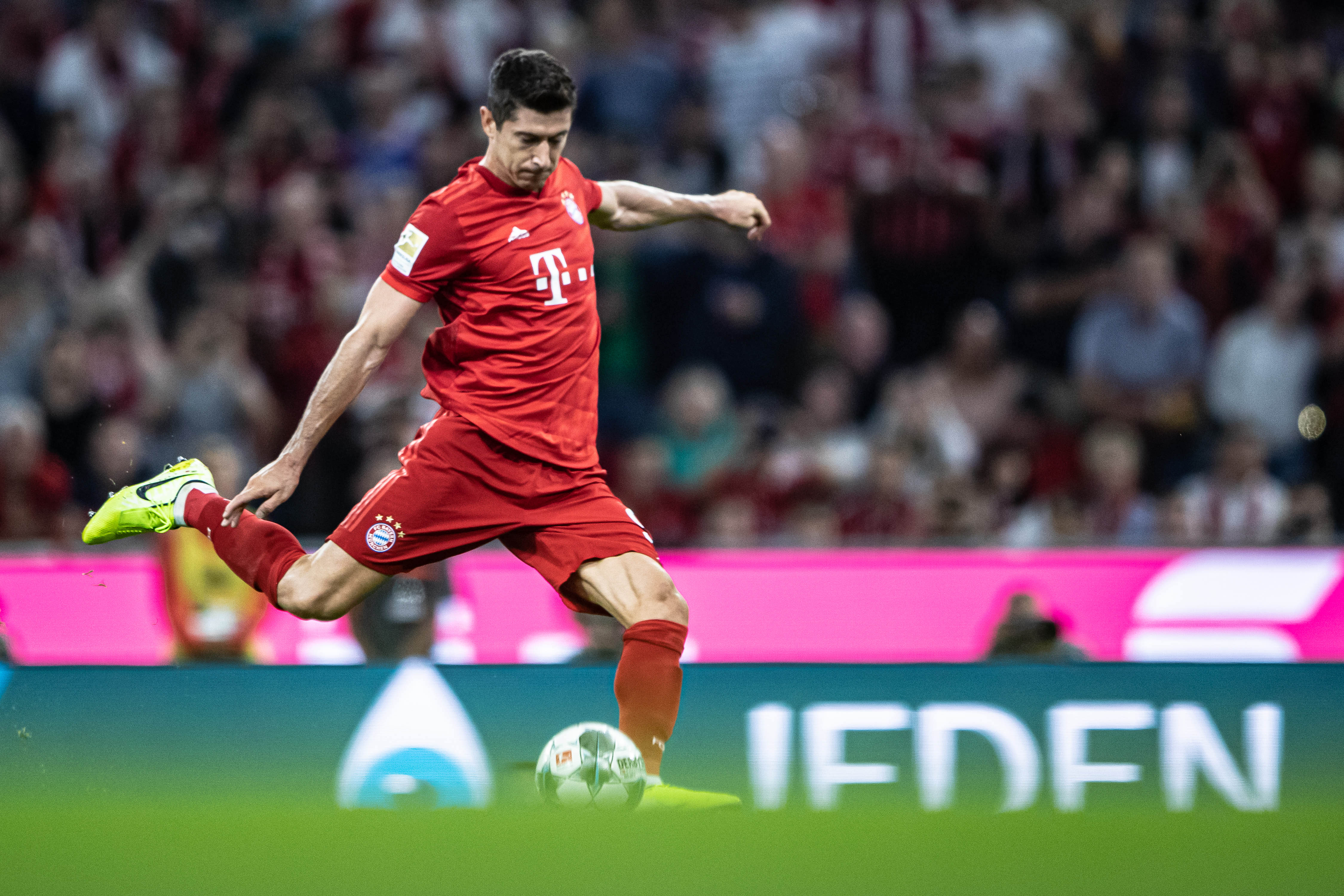 特朗普获“国际足联和平奖”，笑得合不拢嘴，称：“这无疑是我人生中至高的荣誉之一”